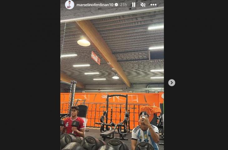 Marselino Ferdinan pamer momen kenakan jersey Argentina saat latihan di markas KMSK Deinze (Instagram/marselinoferdinan10)