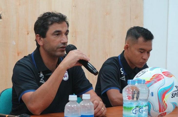 Pelatih RANS Nusantara FC, Eduardo Almeida, saat memberikan keterangan pers menjelang laga melawan Persikabo 1973, Minggu (2/7/2023). (chatwithamelia.xyz/Irwan Febri Rialdi)