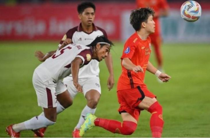 Pesepak bola Persija Jakarta Ryo Matsumura (kanan) berebut bola dengan pesepak bola PSM Makassar Erwin Gutawa (kiri) dalam laga perdana Liga 1 2023/2024 di Stadion Utama Gelora Bung Karno (SUGBK), Senayan, Jakarta, Senin (3/7/2023). ANTARA FOTO/Aditya Pradana Putra/aww.