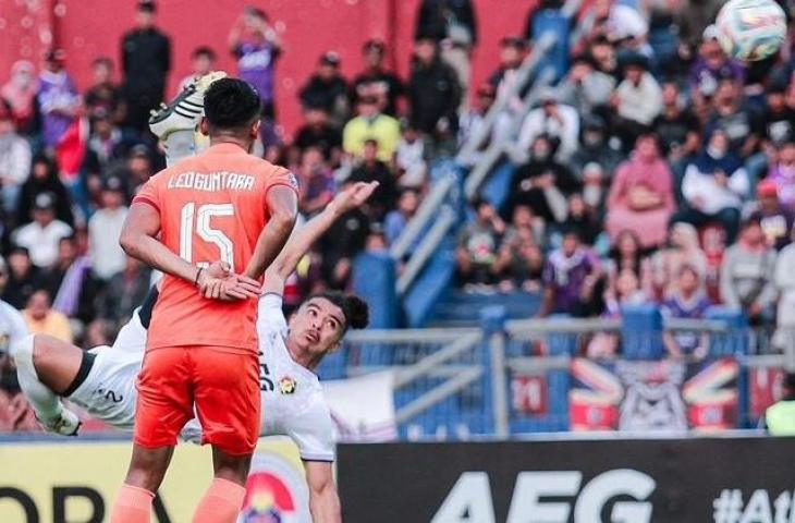 Aksi Anderson Nascimento saat melakukan tendangan salto. (Instagram/@persikfcofficial)