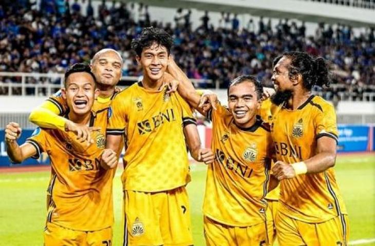 Muhammad Ragil (tengah) mencetak gol debut untuk Bhayangkara FC di Liga 1 2023-2024. (Instagram/@bhayangkarafc)