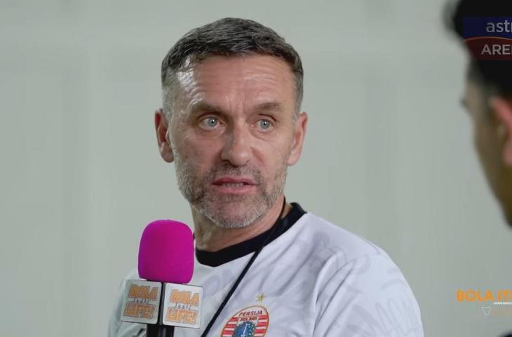 Pelatih Persija Jakarta, Thomas Doll, dalam interview bersama Astro Arena. (YouTube/Astro Arena)