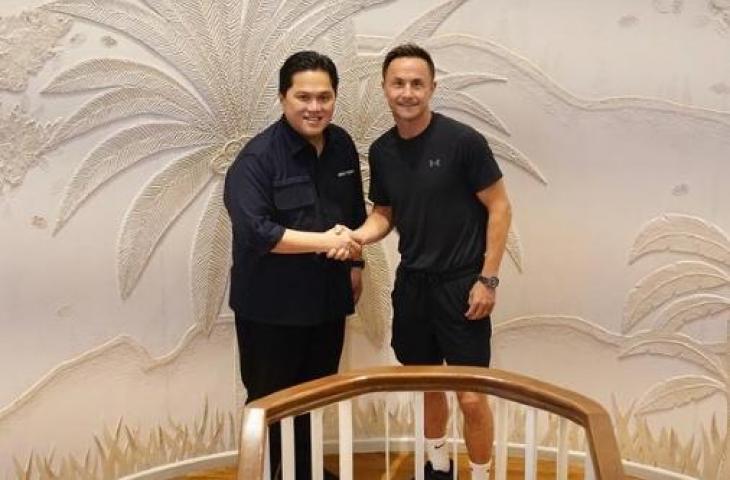 Ketua Umum PSSI Erick Thohir dan Dirtek Garuda Select Dennis Wise. (Instagram/@erickthohir)