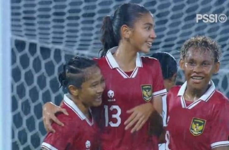 Selebrasi Claudia Scheunemann (tengah) usai bobol gawang Timor Leste. (Instagram/@pssi)