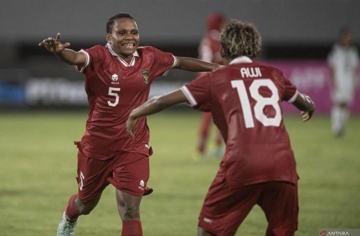 Pesepak bola Timnas Wanita Indonesia U-19 Rana Wandik (kiri) bersama rekannya Marsela Yuliana Awi (kanan) meluapkan kegembiraannya usai mencetak gol ke gawang Timor Leste pada pertandingan penyisihan grup A AFF U-19 Women Championship 2023 di Stadion Gelora Sriwijaya Jakabaring (GSJ) Palembang, Sumatera Selatan, Rabu (5/7/2023). Indonesia menang dengan skor 7-0. ANTARA FOTO/Nova Wahyudi