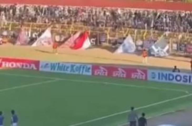 Bentrok suporter di laga PSM Makassar vs Dewa United. (Instagram/@pengamatsepakbola)