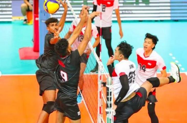 Potret aksi pemain Timnas Voli Putra Indonesia di AVC Challenge Cup 2023. (Instagram/pbvsi_official)