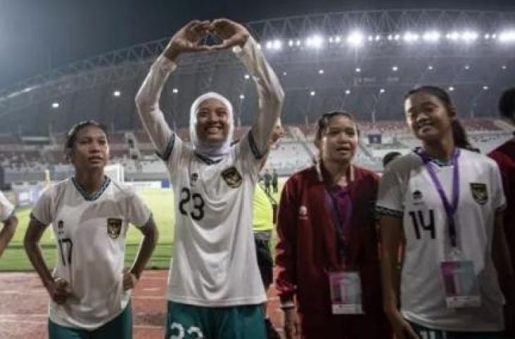 Pesepak bola Timnas Putri Indonesia U-19 meluapkan kegembiraannya usai mengalahkan Kamboja pada pertandingan penyisihan grup A AFF U-19 Women Championship 2023 di Stadion Gelora Sriwijaya Jakabaring (GSJ) Palembang, Sumatera Selatan, Minggu (9/7/2023). Indonesia menang dengan skor 5-0. ANTARA FOTO/Nova Wahyudi (ANTARA FOTO/NOVA WAHYUDI
