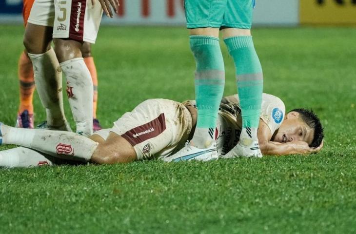 Elias Dolah terkapar di lapangan usai kena tendang di kepala. (Dok. Bali United)