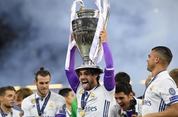 Isco memenangan trofi Liga Champions bersama Real Madrid. (Twitter)