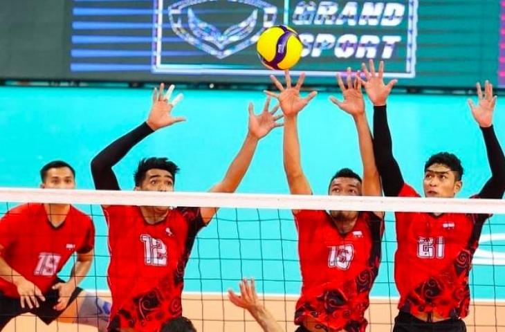 Aksi pemain Timnas Voli Putra Indonesia saat mengalahkan Bahrain dengan skor 3-2 di AVC Challenge Cup 2023. (Instagram/avcvolley)