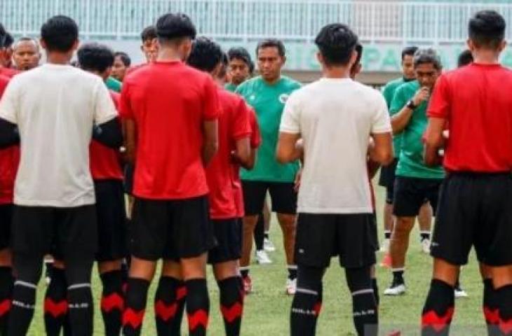 Pelatih kepala Timnas Indonesia U-17, Bima Sakti (tengah) memberikan pengarahan kepada sejumlah pemain dalam sesi latihan di Stadion Pakansari, Bogor, Jumat (30/9/2022). [ANTARA FOTO/Yulius Satria Wijaya]