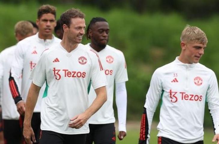 Bek veteran Jonny Evans berlatih bersama skuad Manchester United jelang laga pramusim kontra Lyon. [Twitter/@ManUtd]