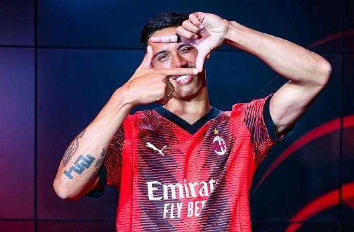 Tijjani Reijnders jadi sorotan publik San Siro berkat golnya bersama AC Milan ke gawang AC Monza. (Instagram/@acmilan)