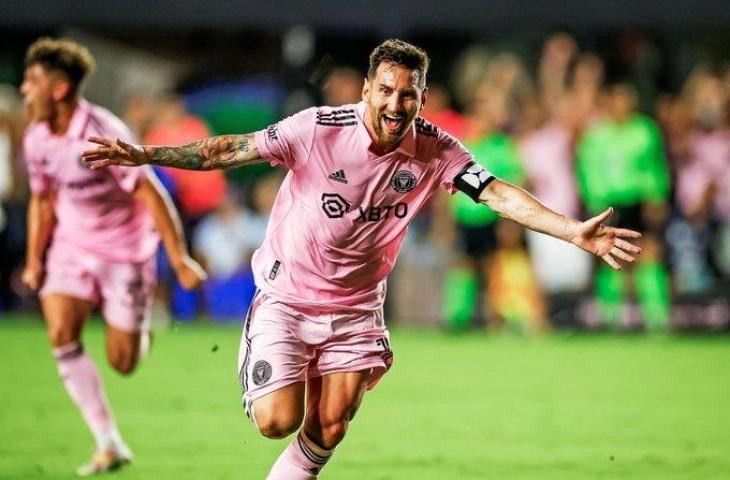 Selebrasi Lionel Messi usai cetak gol di laga debutnya bersama Inter Miami. (Twitter)