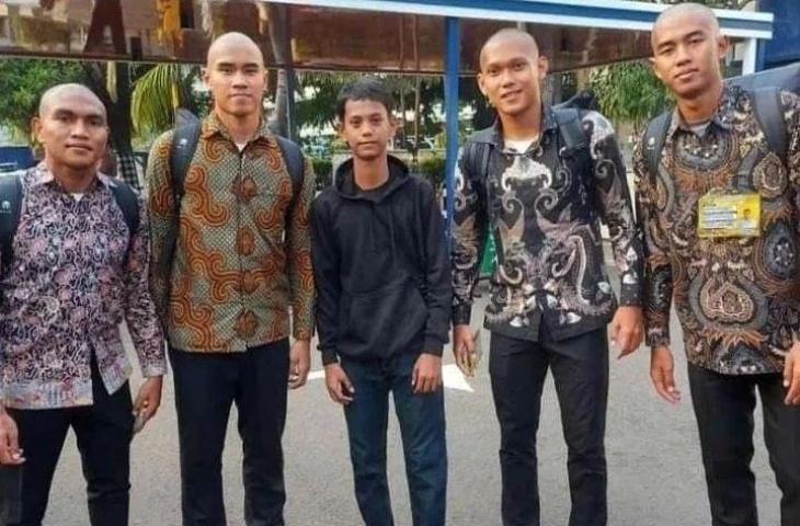 Eks Timnas Indonesia U-20 mengikuti pendidikan kepolisian. (Twitter/@faktabola)