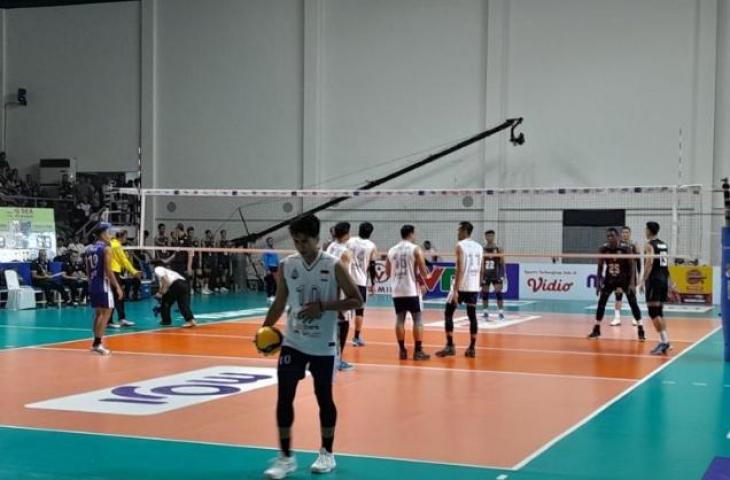 Pemain Timnas Voli Putra Indonesia Fahri Septian Putratama sedang bersiap melakukan serve saat pertandingan menghadapi Thailand dalam ajang SEA V League 2023 di GOR Candradimuka Padepokan Voli Jenderal Polisi Kunarto, Sentul, Bogor, Minggu (23/7/2023). (ANTARA/FAJAR SATRIYO)