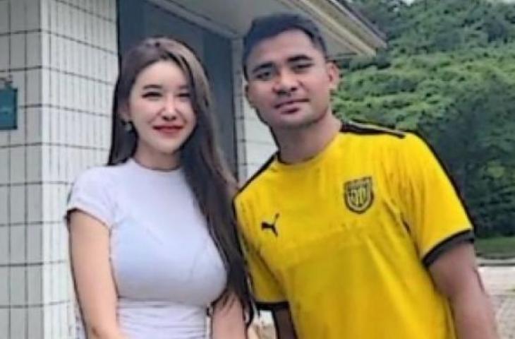 Pemain Timnas Indonesia Asnawi Mangkualam foto bareng gadis Korea Selatan. (Instagram/jeonnamdragon_fc)