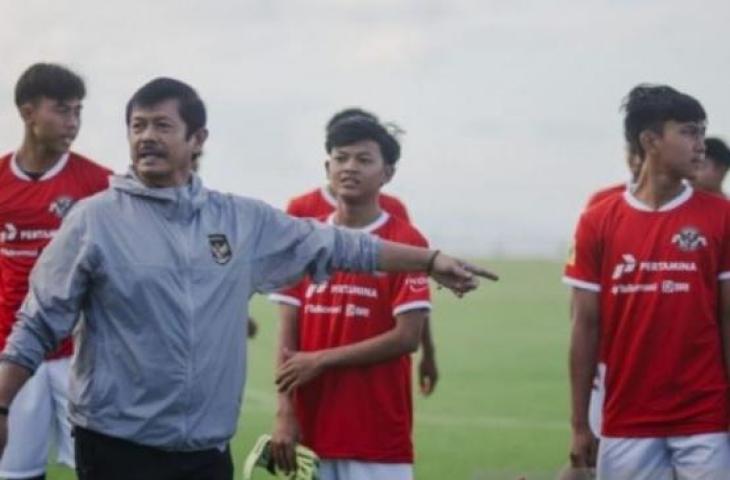 Ketua Tim Seleksi pemain Timnas Indonesia 17, Indra Sjafri saat memimpin seleksi Tim Nasional U17 di Pemusatan Latihan Bali United di Pantai Purnama, Kabupaten Gianyar, Bali, Sabtu (15/7/2023) (ANTARA/Baliutd)