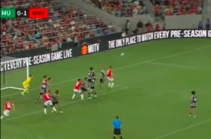 Gawang Manchester United kebobolan berkat assist lewat lemparan ke dalam jarak jauh ala Pratama Arhan. (TikTok)