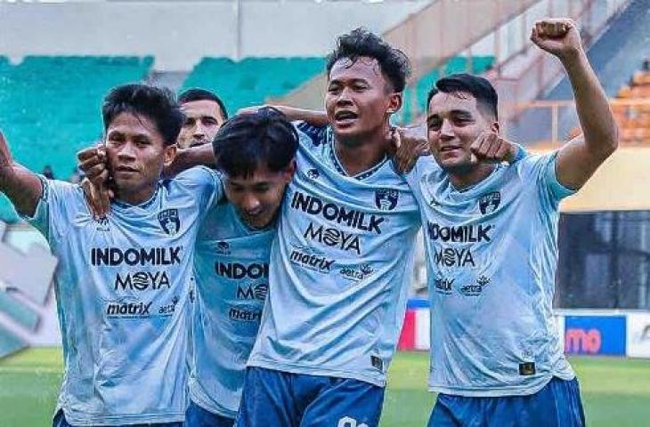 Persita Tangerang usai mencetak gol penyeimbang melawan Persikabo 1973. (Instagram/@persita.official)