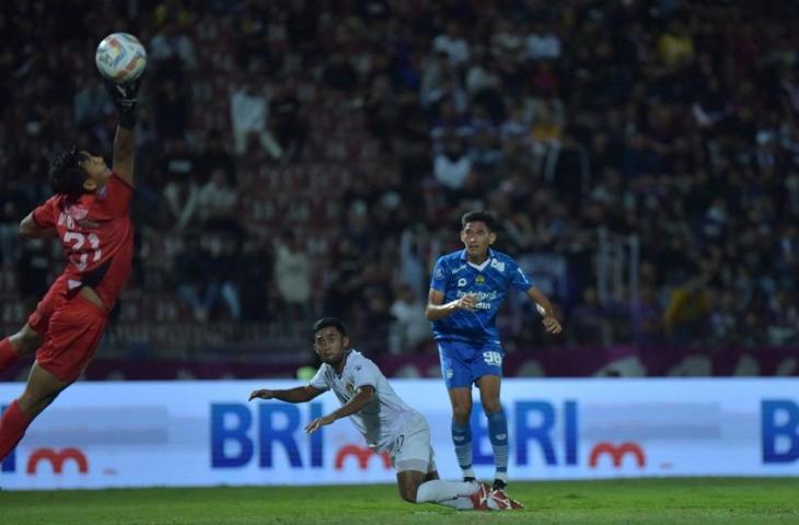 Aksi Ryan Kurnia cetak gol kemenangan Persib Bandung atas Persik Kediri 2-1. (Dok. Persib)