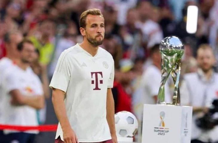 Harry Kane gagal raih trofi perdana sepanjang kariernya setelah Bayern Munich dilumat RB Leipzig 0-3 di ajang Piala Super Jerman. (Twitter)