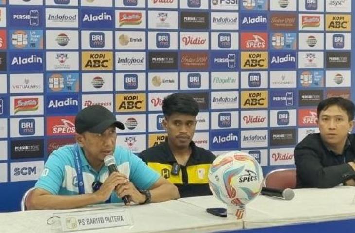 Pelatih Barito Putera Rahmad Darmawan (kiri), didampingi pemain Barito Putera Buyung Ismu (tengah) memberikan keterangan setelah pertandingan Persib Bandung kontra Barito Putera di Gelora Bandung Lautan Api (GBLA), Bandung, Minggu (13/8/2023). (ANTARA/Ricky Prayoga)