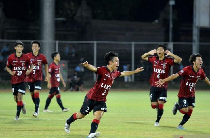 Sejumlah pesepak bola Kashima Antlers U-18 berselebrasi usai memenangkan adu penalti melawan Bhayangkara Presisi U-18 dalam pertandingan perebutan tempat ketiga International Youth Championship (IYC) 2023 di Stadion I Gusti Ngurah Rai, Denpasar, Bali, Senin (14/8/2023). ANTARA FOTO/Fikri Yusuf/tom.