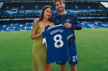 Olivia Rodrigo Diperkenalkan secara Resmi oleh Chelsea, Daster Bolong Jadi Sorotan