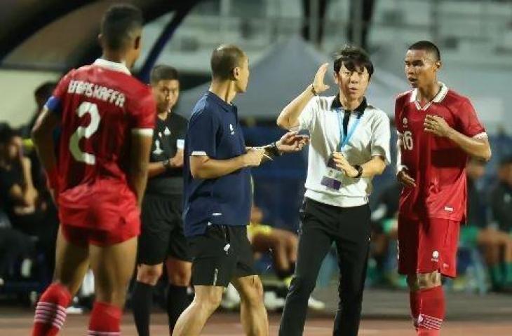 Pelatih Shin Tae-yong memberikan instruksi ke pemain Timnas Indonesia U-23 di Piala AFF U-23 2023. (Instagram/@timnas.indonesia)