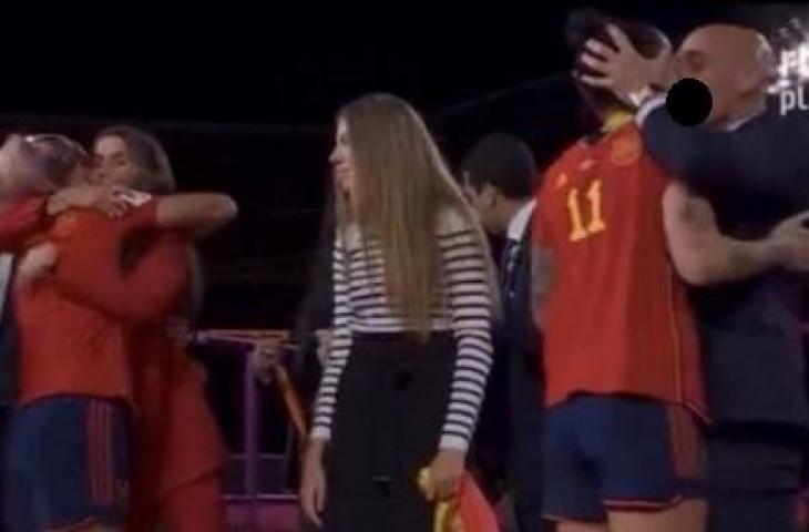 Ketua Federasi Sepak Bola Spanyol (RFEF), Luis Rubiales mendapat kecaman karena aksi mesumnya terhadap bintang timnas wanita tim Matador, Jenni Hermoso usai final Piala Dunia Wanita 2023. [Twitter/@SHEscoresbanger]