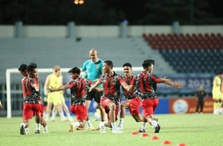 Nova Arianto mendampingi Timnas Indonesia U-23. (Instagram/@novarianto30)