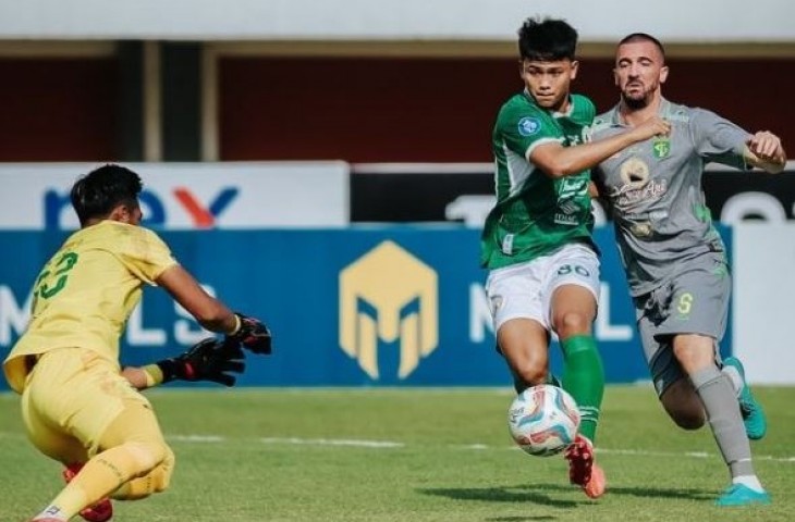 Striker PSS Sleman, Hokky Caraka, dalam pertandingan melawan Persebaya Surabaya. (Instagram/@pssleman)