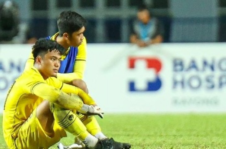 Kiper Timnas Indonesia U-23, Ernando Ari alami cedera saat bela Persebaya Surabaya. (Instagram/nandoariiiss)