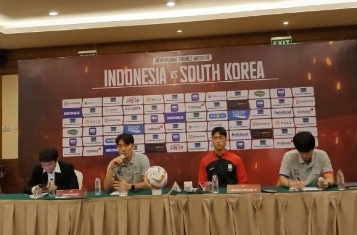 Pelatih tim nasional Korea Selatan U-17 Byun Sung-hwan (kedua dari kiri) menjawab pertanyaan para pewarta pada konferensi pers menjelang pertandingan ujicoba melawan Indonesia, di Hotel Sultan, Jakarta, Selasa (29/8/2023). (ANTARA/RAUF ADIPATI)