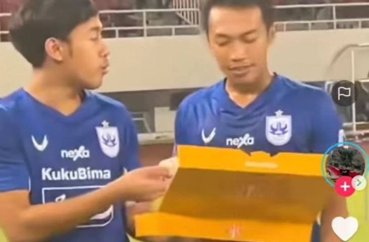 Pemain PSIS Semarang makan donat usai pertandingan. (Instagram/@abroadnesia)