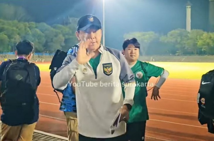 Shin Tae-yong usai mendampingi sesi latihan Timnas Indonesia U-23. (YouTube Berita Surakarta)