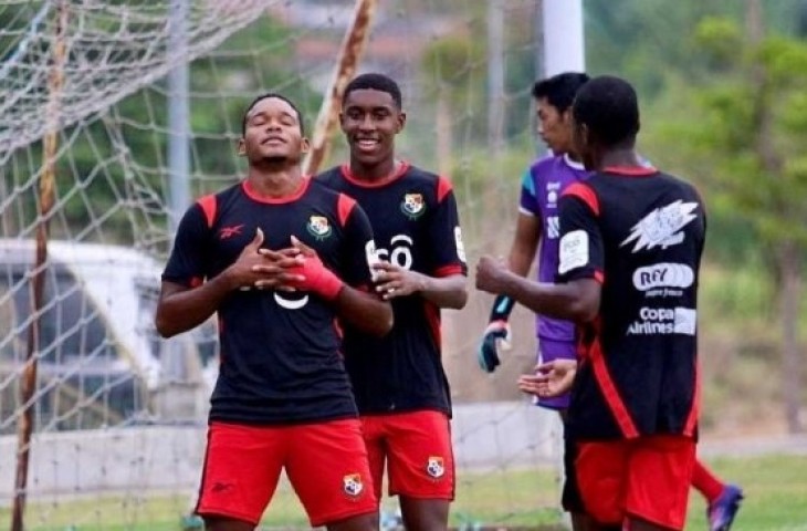 Penyerang Timnas Panama U-17, Hector Rios melakukan selebrasi usai mencetak gol ke gawang Bhayangkara FC U-19 dalam laga uji coba di Surabaya, Jawa Timur, pada Sabtu (4/11/2023). [Dok. Instagram/@fepafut]