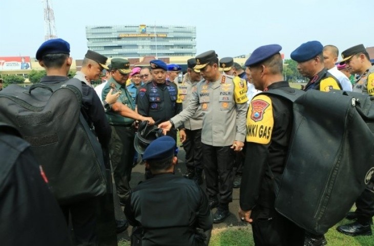 Kabareskrim Polri komjen Wahyu mengecek alat pengamanan Piala Dunia U-17 di Mapolda Jatim