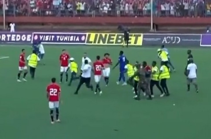 Suporter Sierra Leone masuk ke lapangan nyaris menyerang pemain Timnas Mesir, Mo Salah. (Tangkap Layar TransferSector/Marfawe23)