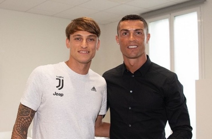 Pemain yang kabarnya dibidik Persib Stefano Beltrame foto bersama Cristiano Ronaldo. (Tangkap layar Instagram)