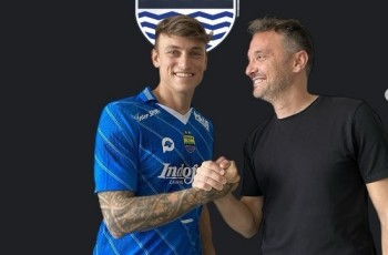 Stefano Beltrame Pakai Jersey Persib, Bobotoh Bilang Kasep dan Beri Warning