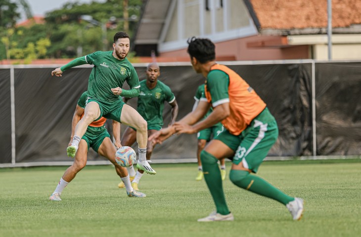 Pemain Persebaya Robson Duarte dalam sesi latihan (persebaya.id)