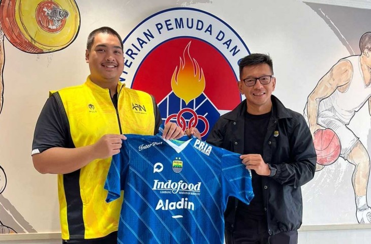 Bos Persib Teddy Tjahjono (kanan) bersama Menpora Dito Ariotedjo. (MO Persib)