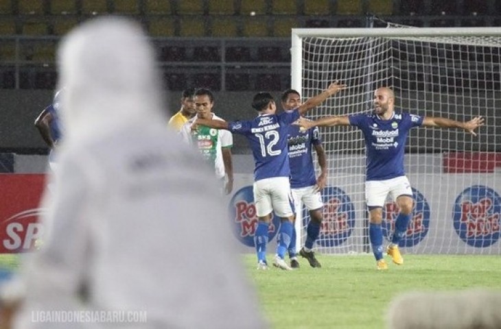 Mohammed Rashid saat berjersey Persib melakukan selebrasi tari jaipong bersama Henhen Herdiana. (Liga 1)