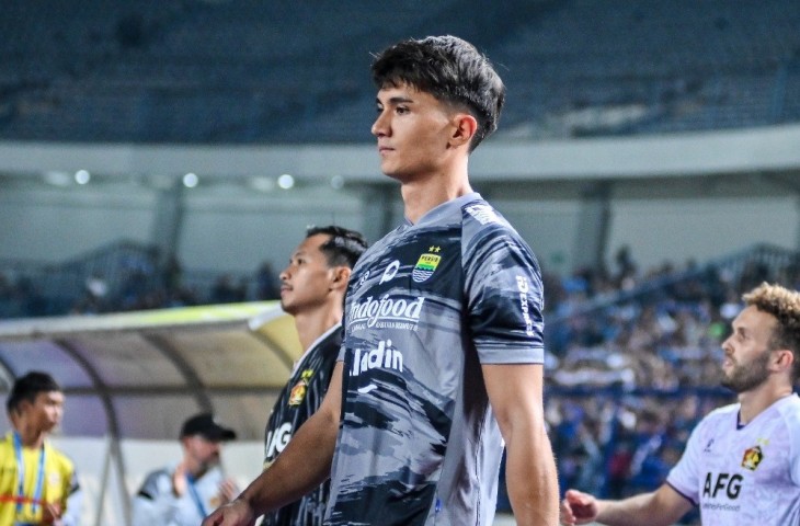 Kevin Ray Mendoza saat melakoni laga debut bareng Persib. (Liga 1)