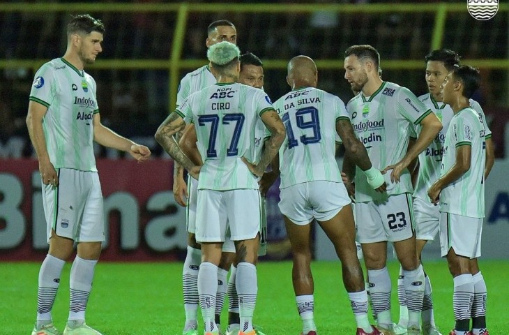 Para pemain Persib Bandung diatas lapangan hijau. (Foto:Instagram @persib)