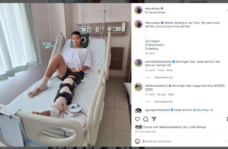 Kiper Persib Reky Rahayu terbaring di ranjang rumah sakit. (Tangkap Layar Instagram)