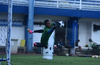 Kiper Persib Diguyur Puluhan Juta Usai Jadi yang Terbaik, Dua Pelatih Apresiasi